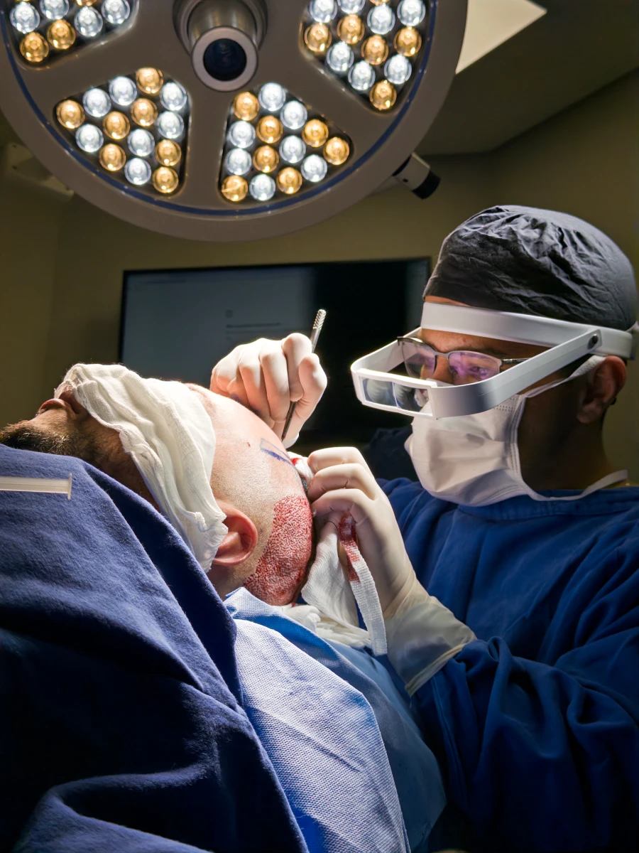 Equipe médica realizando a cirurgia de transplante capilar em centro cirúrgico em Guarapuava