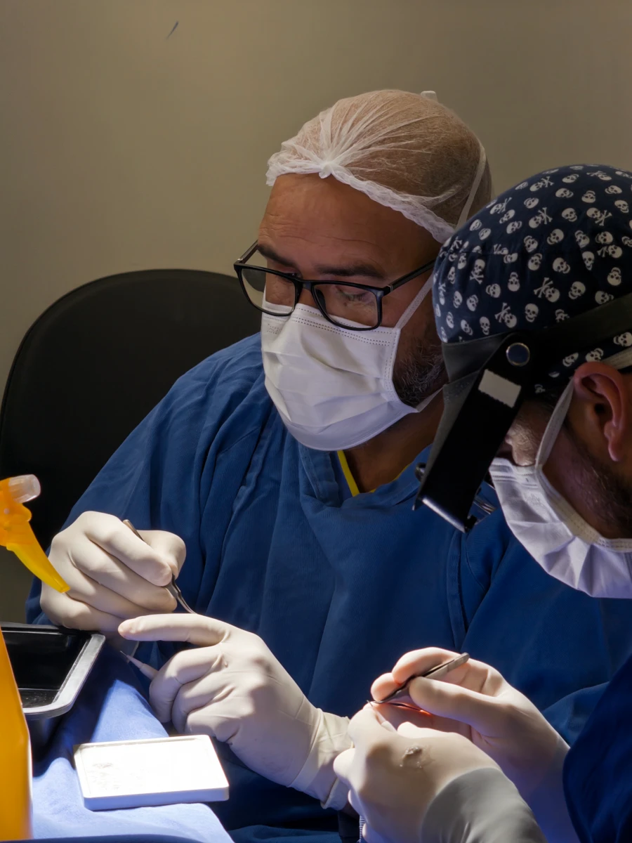 Equipe médica realizando o transplante capilar pela técnica FUE em Guarapuava