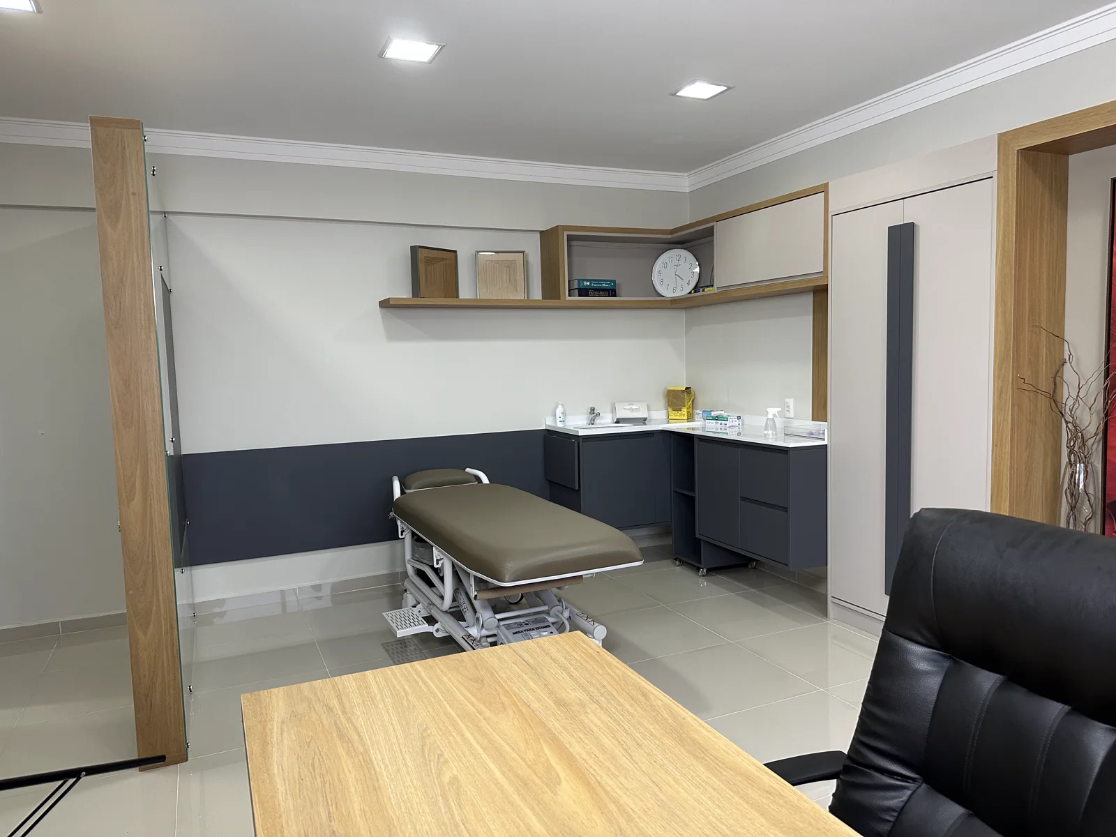 Consultório do Dr. Victor Taborda para transplante capilar em Guarapuava, com maca de procedimento