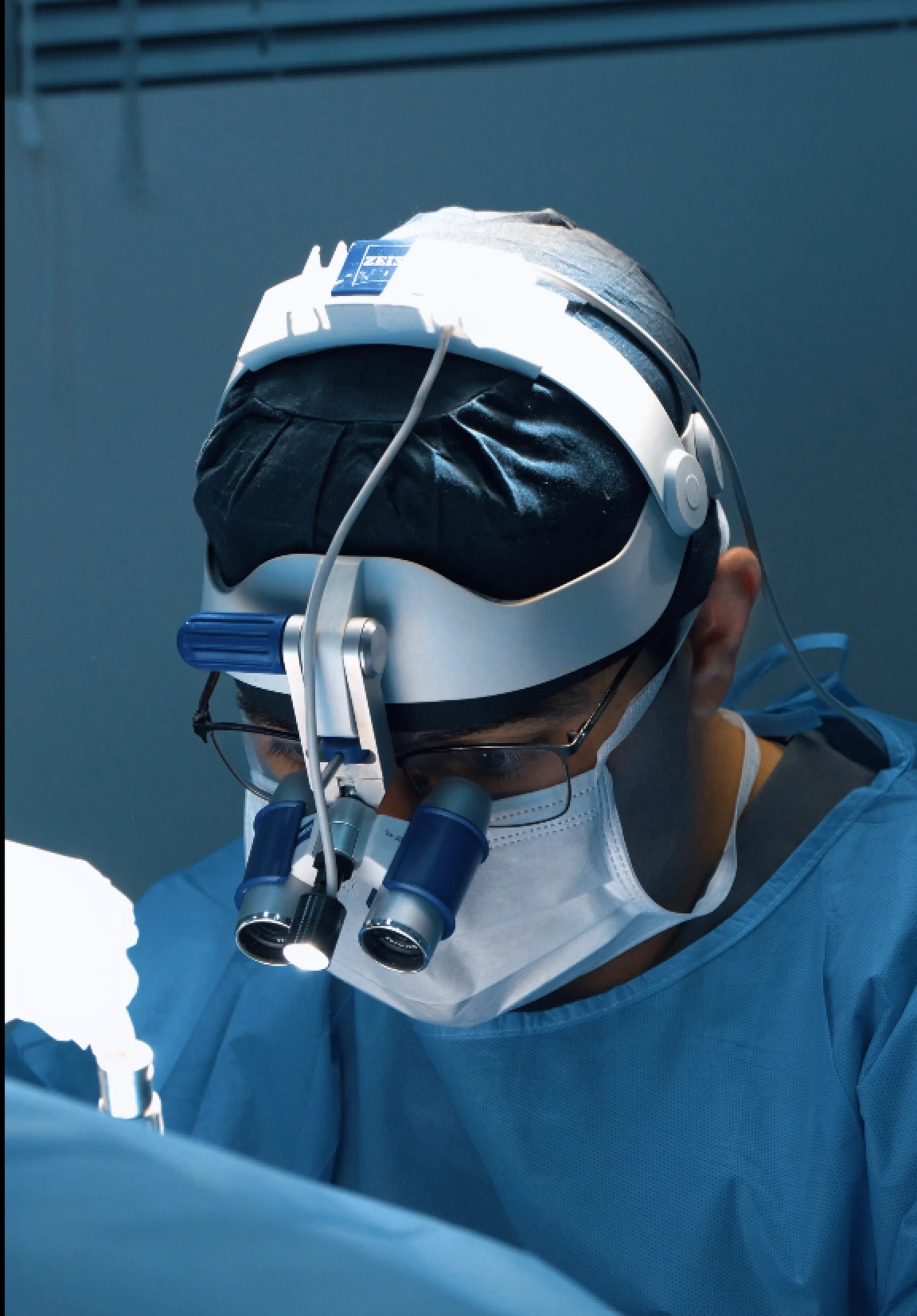 Dr. Victor Taborda durante a cirurgia de transplante capilar